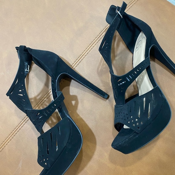 Black High Heel Sandals with Cut-Out Design - Picture 2 of 3